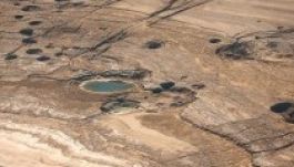 Több ezer lyukon keresztül folyik el a Holt-tenger vize