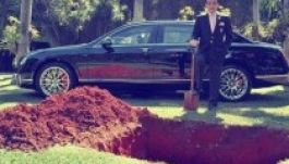 Eltemeti luxuskocsiját, hogy halála után is használhassa