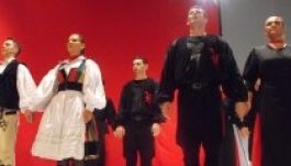 Fekete-piros a Művészegyüttes színpadán