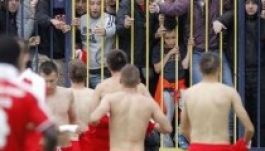 Levetkőztették a szurkolók az őket megszégyenítő játékosokat