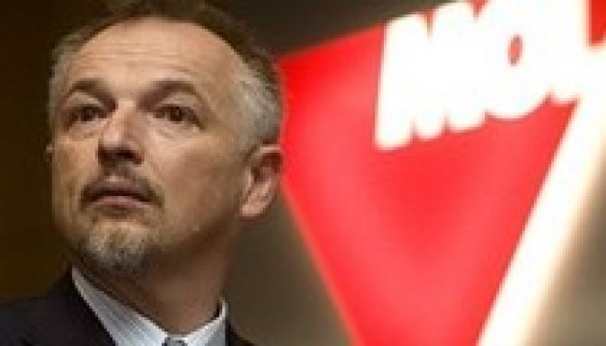 Az Interpol-körözés ellenére Hernádi Zsolt a MOL élén marad