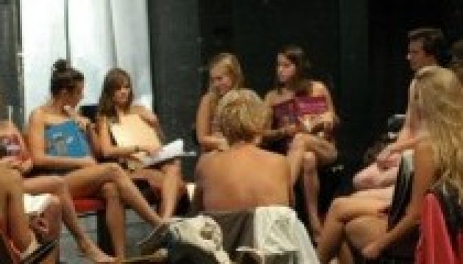 Meztelenül tiltakoztak a rektori utasítás ellen a kaposvári diákok