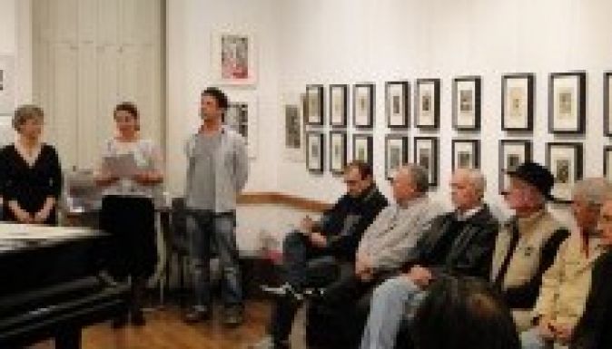 Fekete-fehér kiállítás egy színes életút emlékére