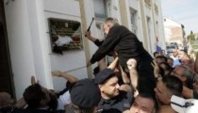 Felfüggesztettek hat vukovári rendőrt a kétnyelvű táblák leszedése miatt