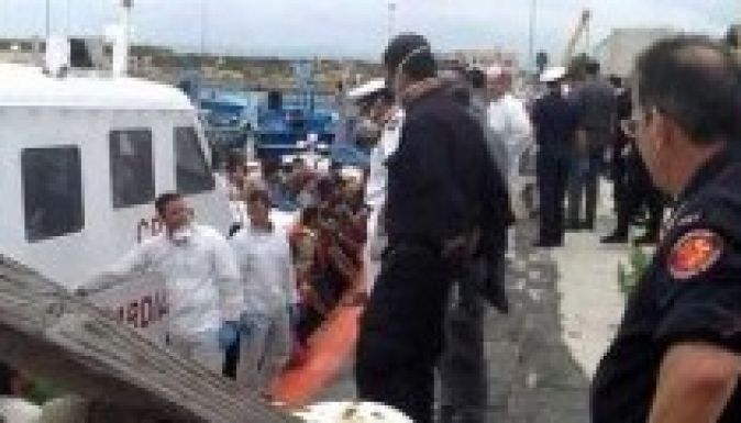 Több mint ötszáz illegális bevándorló érkezett a szicíliai partokra