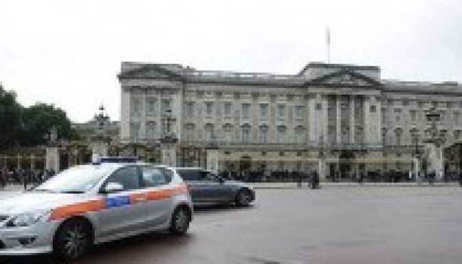 Késes behatoló a Buckingham-palotánál