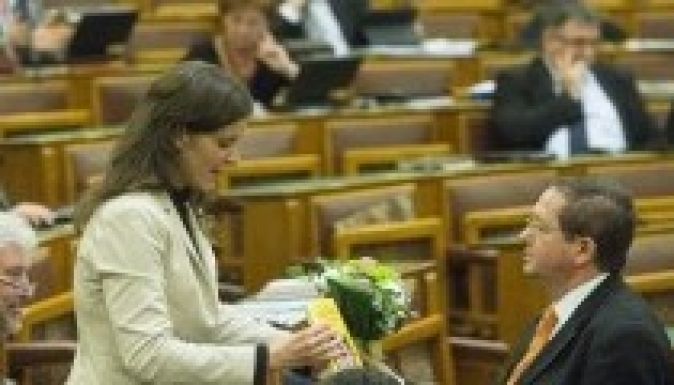 Szél Bernadett nem hagyta magát kiengesztelni egy csokor virággal