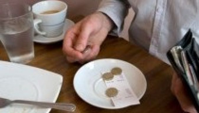 A borravaló is alaposan megsínylette a válságot