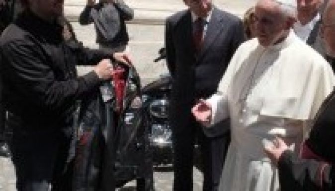 Ferenc pápa elajándékozta Harley Davidsonját