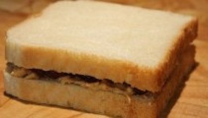 Ürülékkel töltött szendvicset küldtek egy aradi tanítónőnek