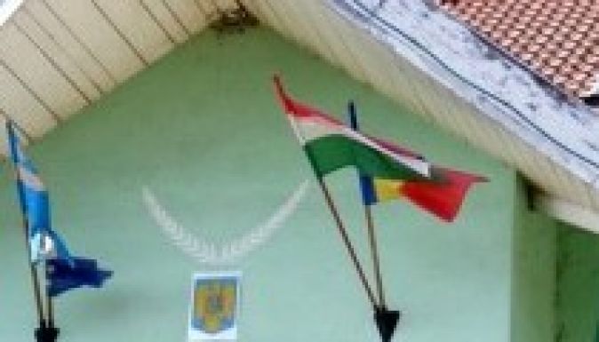 Levétetik a magyar zászlót a csíkmadarasi községházáról