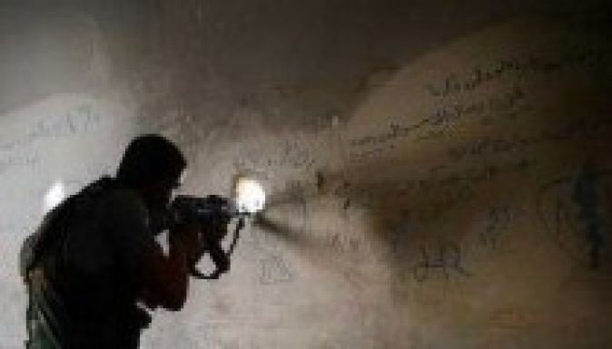 Terhes nőkön, gyerekeken gyakorolnak Aszad mesterlövészei