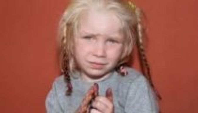 Szőke kislányt találtak egy görög romatáborban, keresik a szüleit