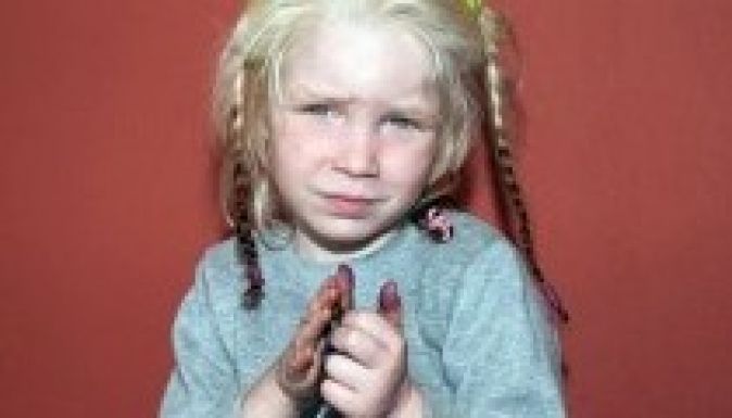 Svéd család jelentkezett a romáknál talált szőke kislányért