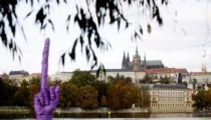 Bemutatott David Cerny szobrász hétfőn a cseh államnak