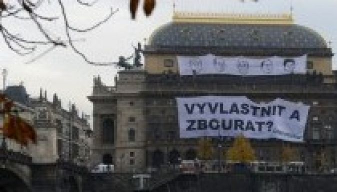 Greenpeace aktivisták másztak fel a cseh Nemzeti Színházra