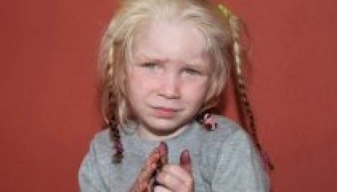 Írországban is találtak szőke gyermeket roma családoknál