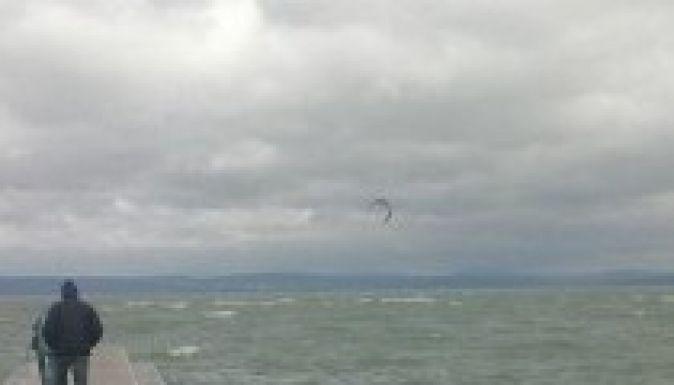 Tapasztalt szörföző veszett a Balatonba