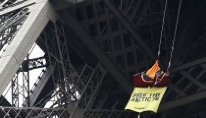 Sátorban lógott az Eiffel-toronyról egy Greenpeace-aktivista