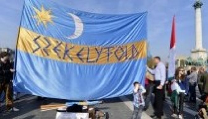 Gyülekeznek a menetelő székelyekkel szimpatizálók Budapesten