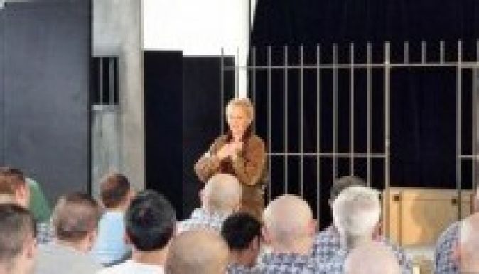 Állva tapsolták meg a rabok Farkas Ibolyát