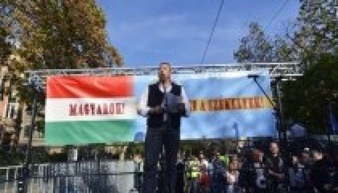 Románul is felszólalt Bayer a szimpátiatüntetésen