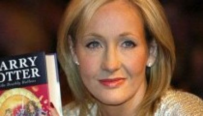 Román árvaházi gyermekeket segít J. K. Rowling