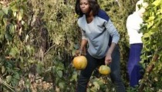 Michelle Obama betakarította a tököt és a brokkolit