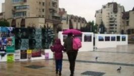 Az esővel dacolnak a Bolyai Alkotótábor kiállított művei