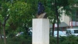 Titokzatos mellszobor díszeleg Marosvásárhelyen