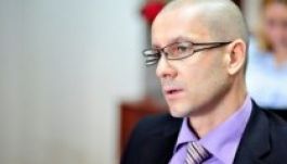 Nyomásgyakorlásnak tekinti menesztését a leváltott ügyész