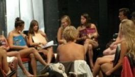 Meztelenül tiltakoztak a rektori utasítás ellen a kaposvári diákok