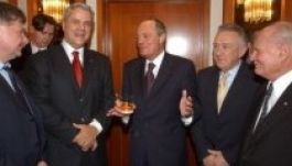 Ma sem bánja Medgyessy a 2002-es koccintást