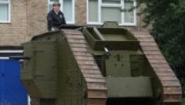 Tank parkol egy brit férfi háza előtt