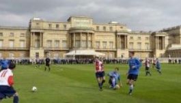 Történelmi futballmeccset rendeztek a Buckingham-palota gyepén