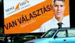 Magyar nyelvű plakátok ellen tiltakoznak Szlovákiában