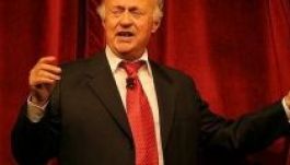 Visszavonul Sas József, a nevettető