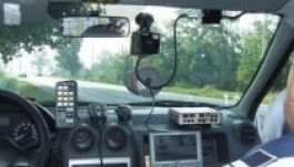 Tesztelik a gépkocsivezetőkön az új KRESZ-t