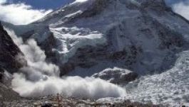 Lavina sodort el négy embert a Mount Everesten