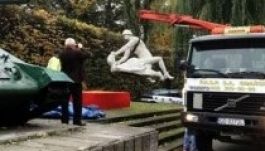 Terhes nőt megerőszakoló katonáról készült szobor