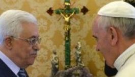 „Béketollat” kapott ajándékba Ferenc pápától Mahmúd Abbász