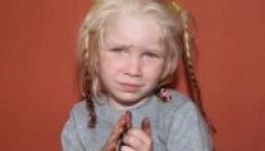 Szőke kislányt találtak egy görög romatáborban, keresik a szüleit