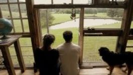 Újrahasznosított ablaküvegekből épített házat egy pár