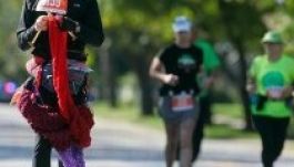 Verseny közben kötött 3.6 m-es sálat a maratoni futó