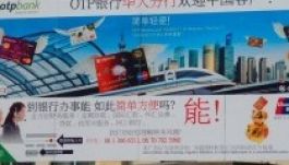 Kínaiul hirdeti magát az OTP a józsefvárosi piacnál