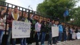 Temetni készülnek a tanügyi rendszert a háromszéki diákok