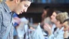 A romániai alkalmazott rendszeresen túlórázik és hétvégén is dolgozik