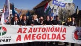 Pártjelképekkel menetelt Maksán vasárnap az EMNP