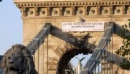 Az Együtt-PM aktivistáinak akciója miatt lezárták a Lánchidat