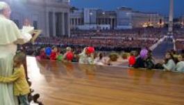 Lebeszélhetetlenül ölelgette a pápát a színpadon egy kisfiú